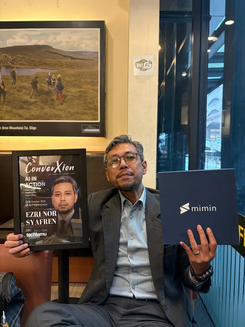 Photo of Ezri at ConverXion 2026, holding event material